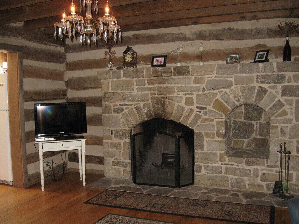 Foto 2 von 32: Vintage River Cabin, Log, Riverfront, Kamin, Dock, Whirlpool, Oberlichter, Charme