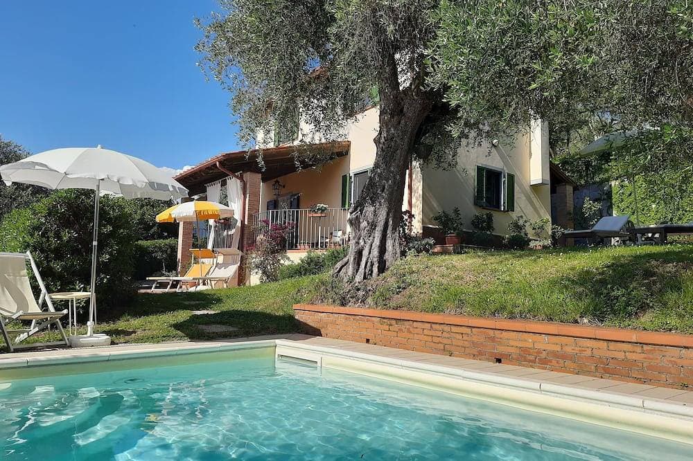 Typisch toskanisches Landhaus auf den Hügeln zwischen Viareggio und Camaiore. 1
