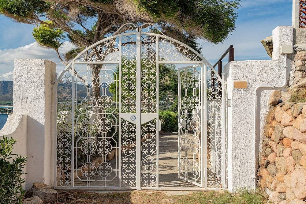 Foto 12 von 30: Villa Myra:offenes Fenster über blauem Meer und unglaublichen Sonnenuntergängen