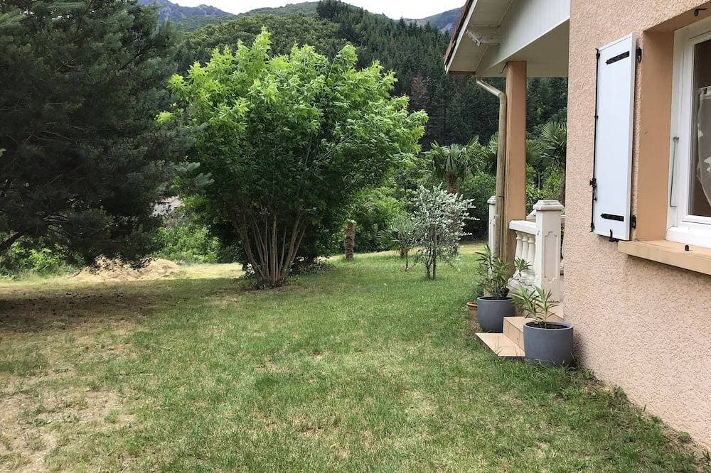 Foto 11 von 23: Thueyts Haus auf einem großen Grundstück mit Oleandern und Palmen