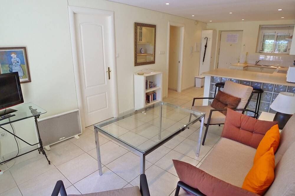 Foto 11 von 28: Ferienwohnung in erster Linie mit großer Terrasse, Klimaanlage, kostenfreiem WLAN und Pool