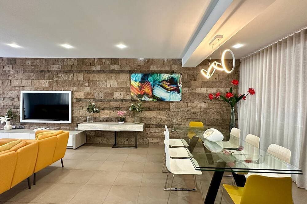 Foto 12 von 30: Luxury Villa in el Duque with 6 bedroom privet pool, the best area in Tenerife!