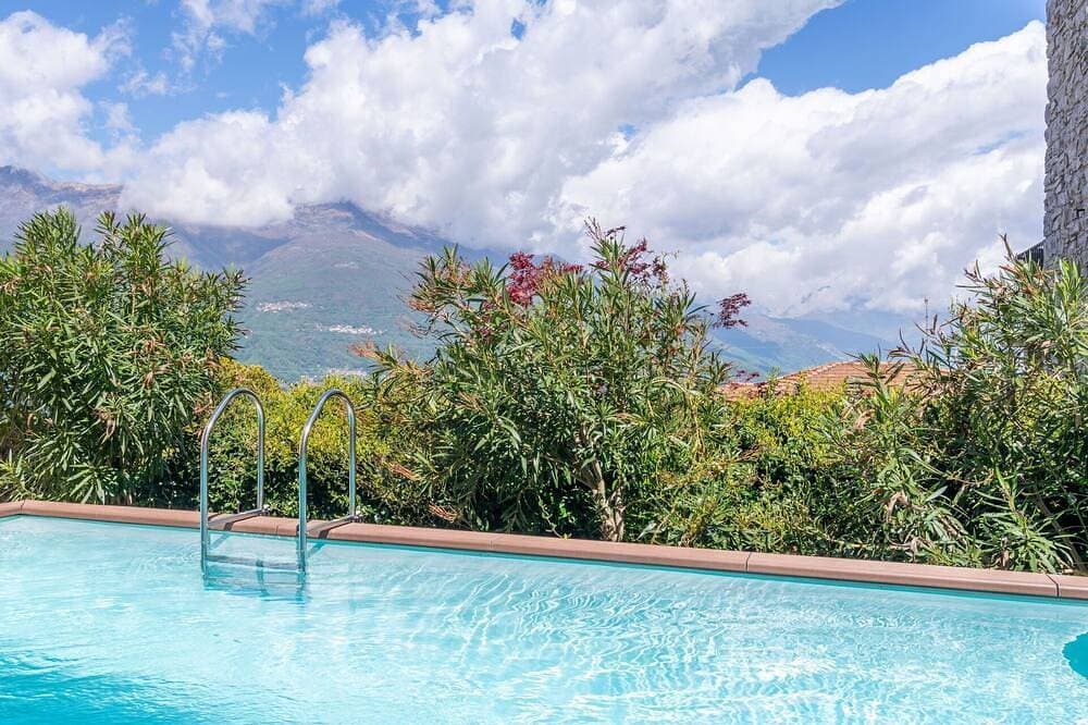 Wunderbares alleinstehendes Ferienhaus mit  W-Lan, privatem Pool, TV, Terrasse, Haustiere erlaubt 1