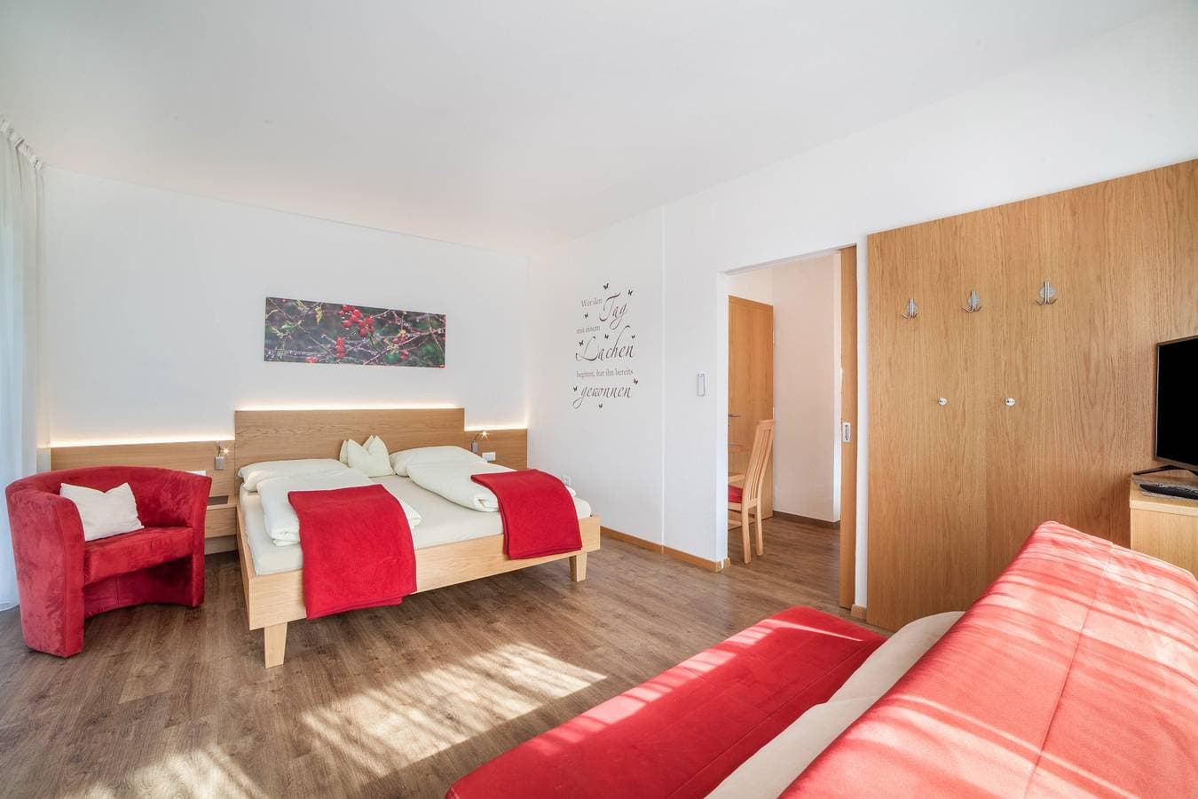 Foto 11 von 26: Ferienwohnung "Schnitzer - Hagebutte" mit Bergblick, WLAN, Balkon & Garten