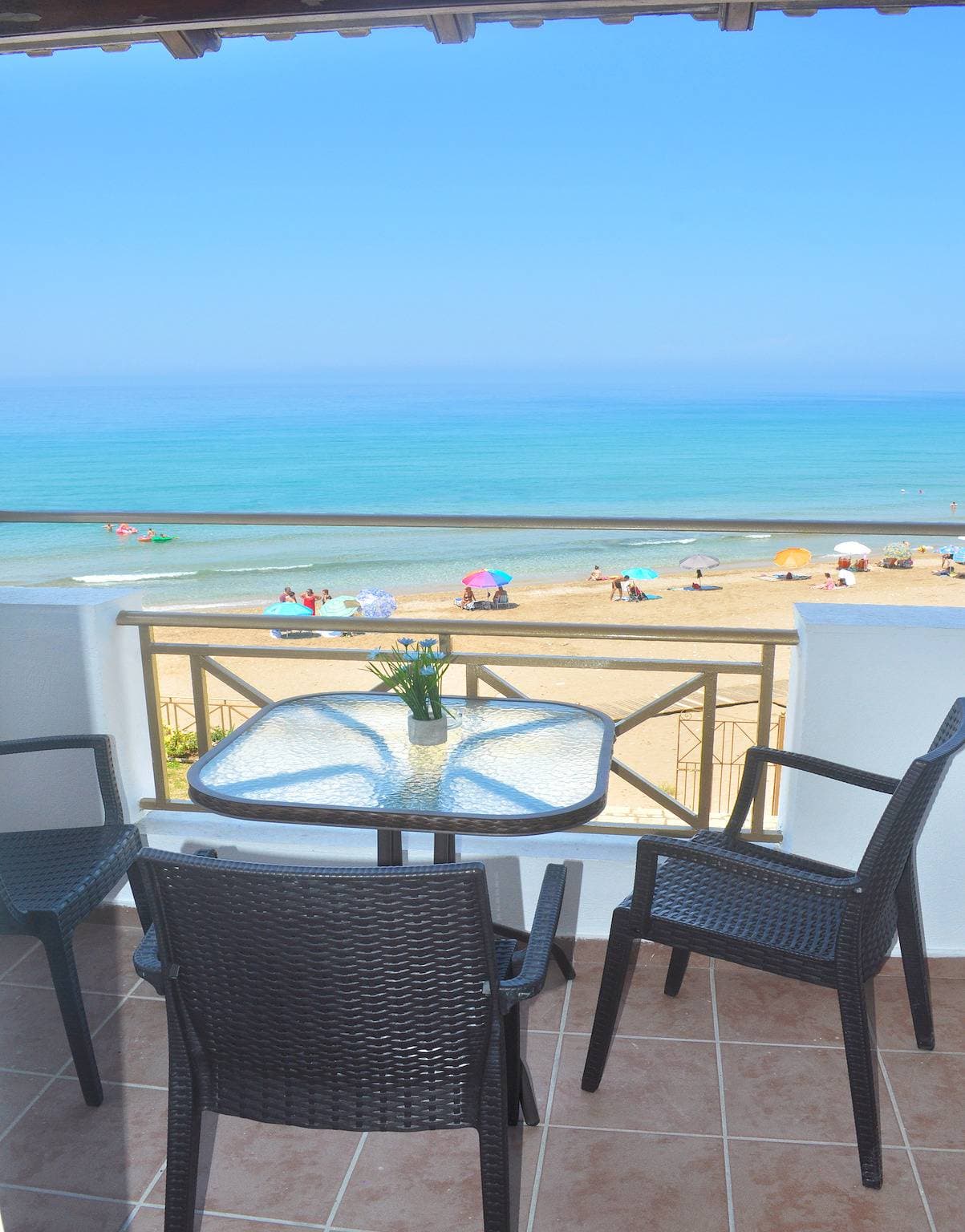 Foto 9 von 26: 2 Bett Luxussuite direkt am Strand Agios Gordios Korfu Griechenland