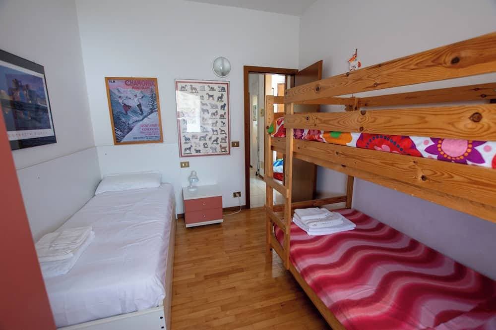Foto 5 von 27: Traumhafter Balkon über dem See mit schönem Pool, Palmen und Olivenhain