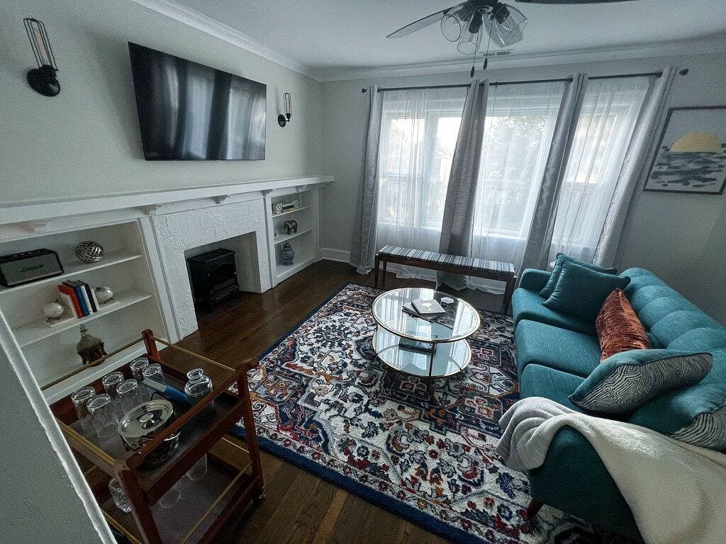 Foto 2 von 19: Luxury vintage condo close to lakefront,  Obama Presidential Center & downtown!