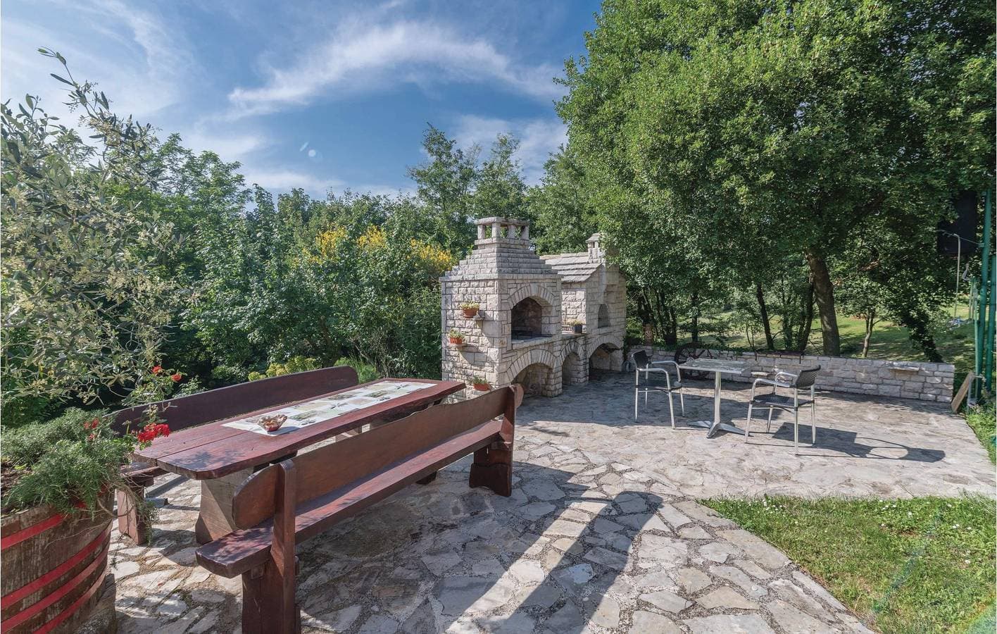 Foto 8 von 32: Reizende Ferienwohnung mit Pool, Terrasse und WLAN in der Nähe von Manjadvorci