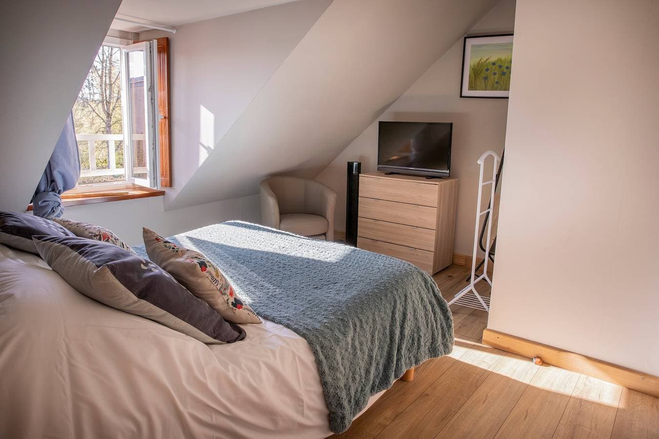 Foto 5 von 20: Gästezimmer 'Suite Bleuet – Le Petit Puits' mit gemeinsamem Garten und WLAN