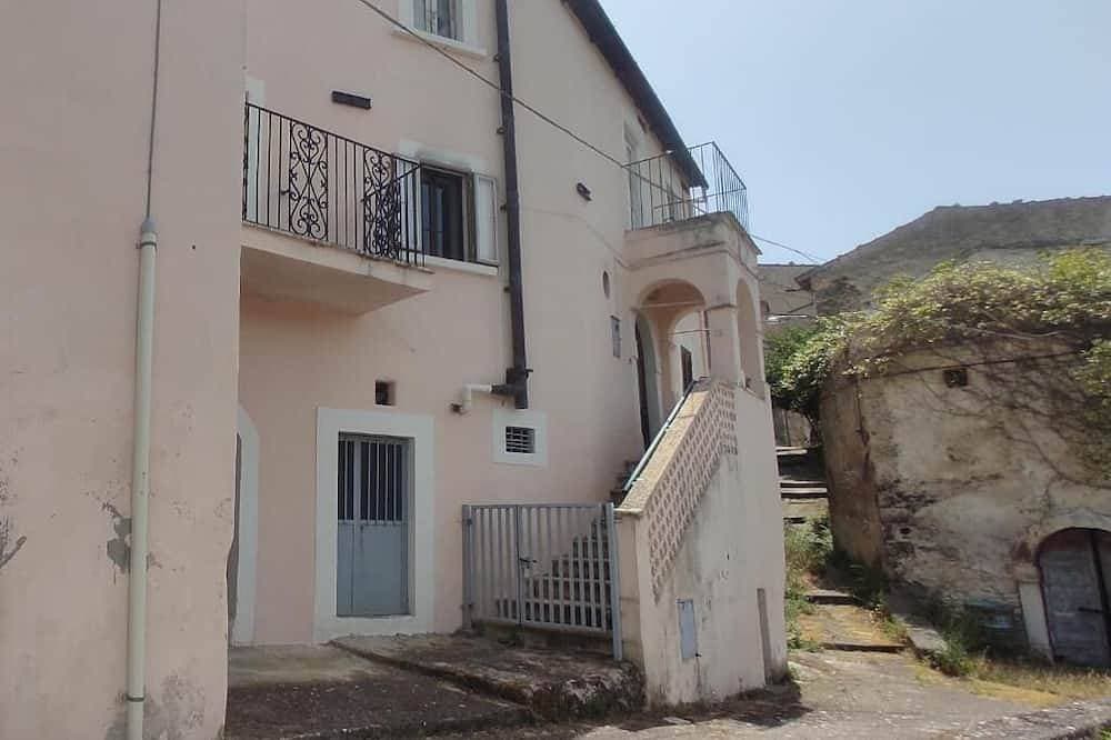 Foto 4 von 14: Experience authentic Abruzzo! Fedora's House in Capestrano, your ideal retreat.