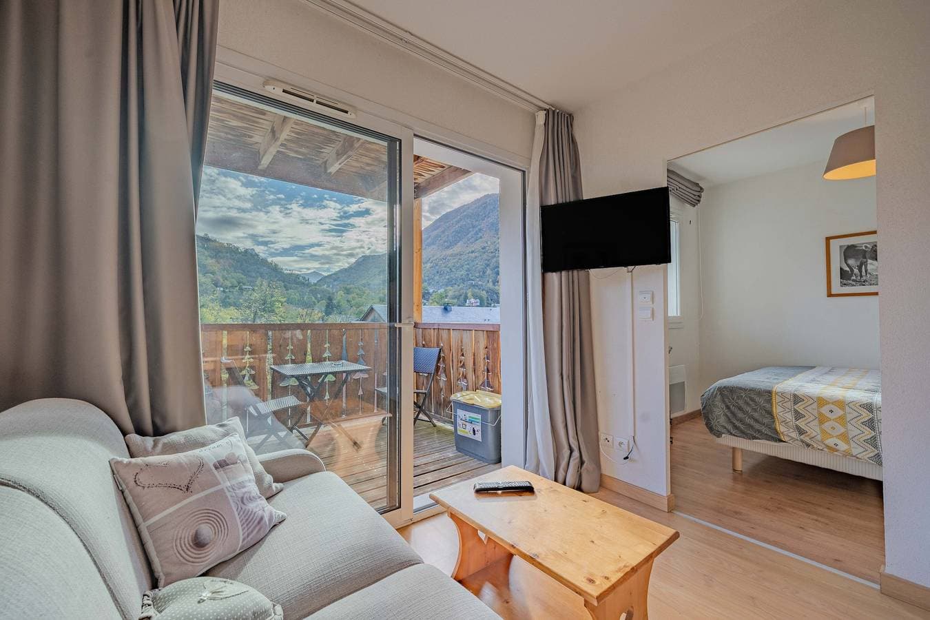 Foto 8 von 19: Ferienwohnung „Le calme de Ax“ mit Bergblick, Gemeinschaftspool und Balkon