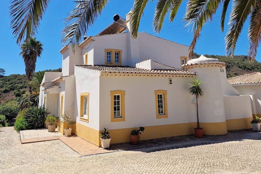 Foto 12 von 27: A south-facing, Mediterranean-style villa on 2 levels, walled and gated in a tranquil country setting, yet only 10 minutes from the popular historic, seafront city of Lagos in the Western Algarve