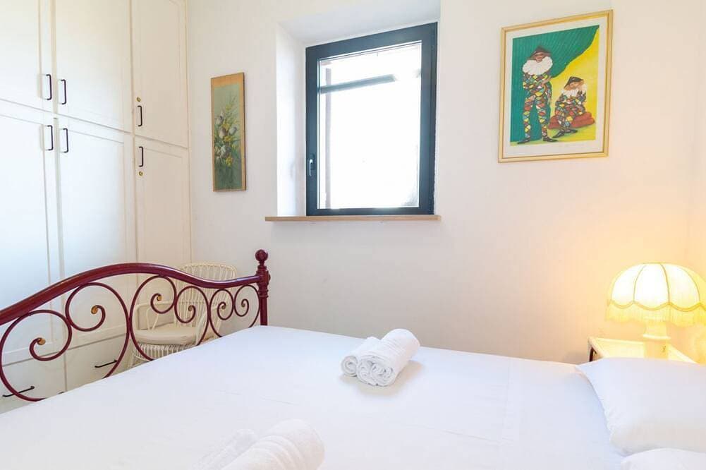Foto 6 von 30: Overlooking the incredible beauty of the San Giovanni di Sinis coast, Villa Maestrale is an exclusive residence designed for those seeking privacy, comfort, and a breathtaking sea view.The spacious and bright villa comprises four bedrooms, one of which i