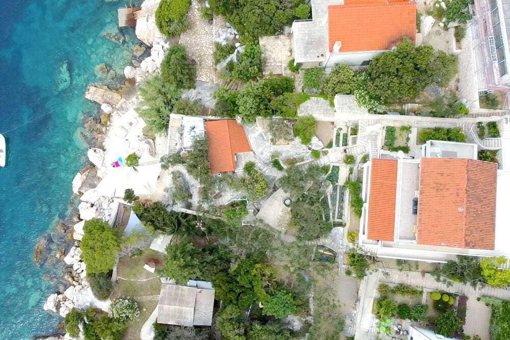 Foto 13 von 16: House for two with a private terrace located directly on the beach, town Hvar