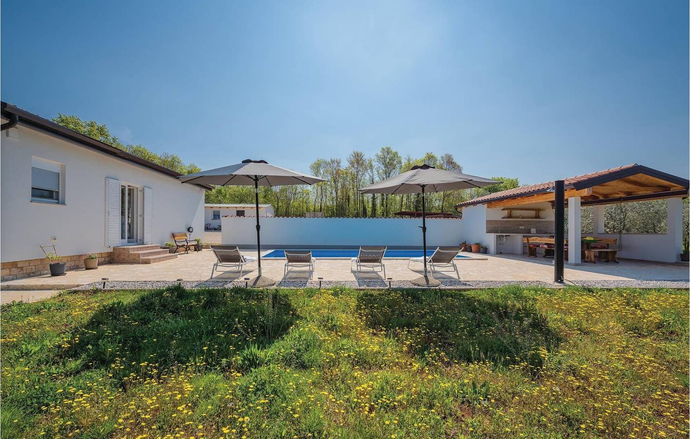 Foto 9 von 30: Gemütliche 2-Zimmer-Wohnung mit Terrasse in der Nähe von Montrin und Plovanija