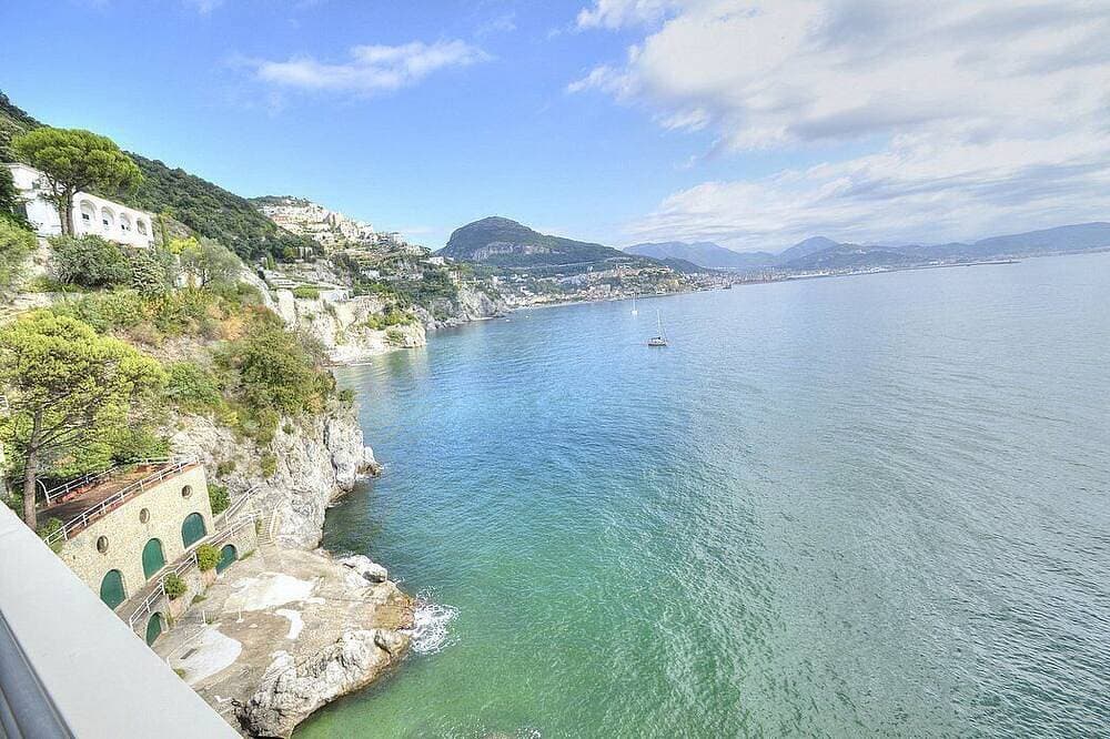 Foto 12 von 30: Villa Teti: A bright three-story villa built sheer above the sea, with Free Wi-Fi.