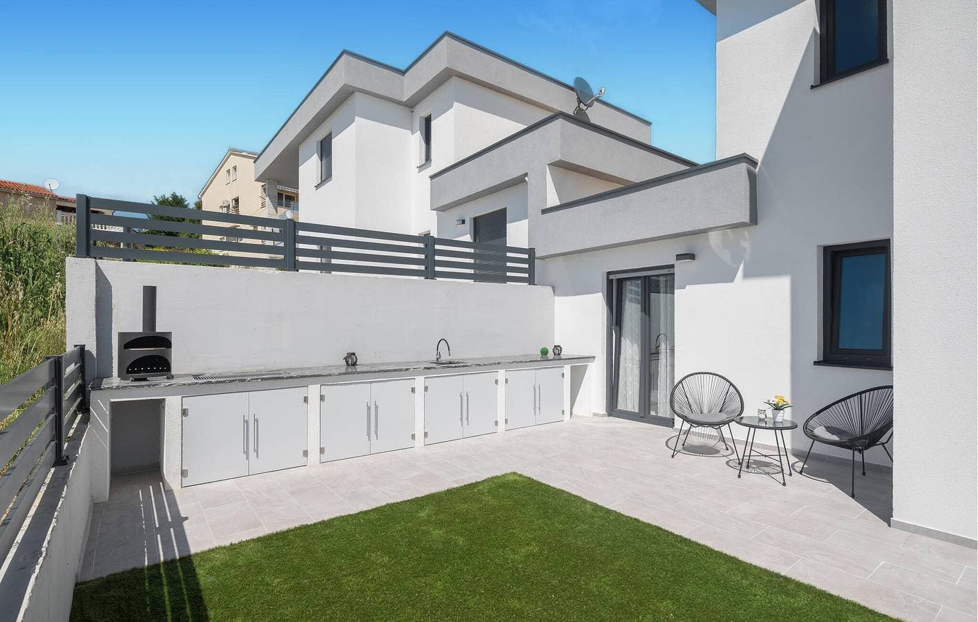 Foto 10 von 36: Geräumige 1-Zimmer-Wohnung mit Pool und Terrasse in der Nähe des Stadtzentrums von Kadumi