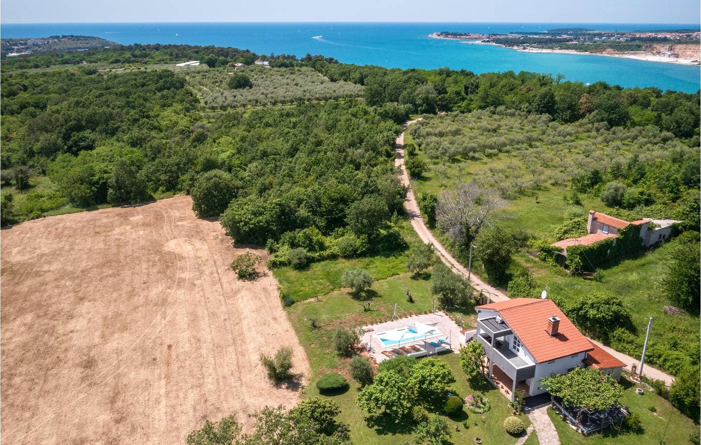 Foto 2 von 31: Gemütliche Ferienwohnung mit Pool, Terrasse und WLAN – 2,5 km vom Strand Sirena entfernt