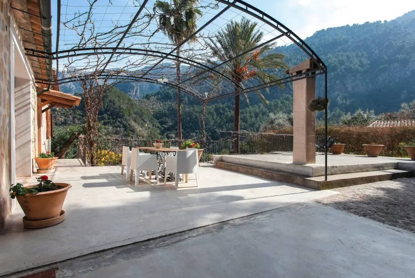 Foto 2 von 43: Ferienhaus Can Garí mit Bergblick, Pool, Terrassen und WLAN