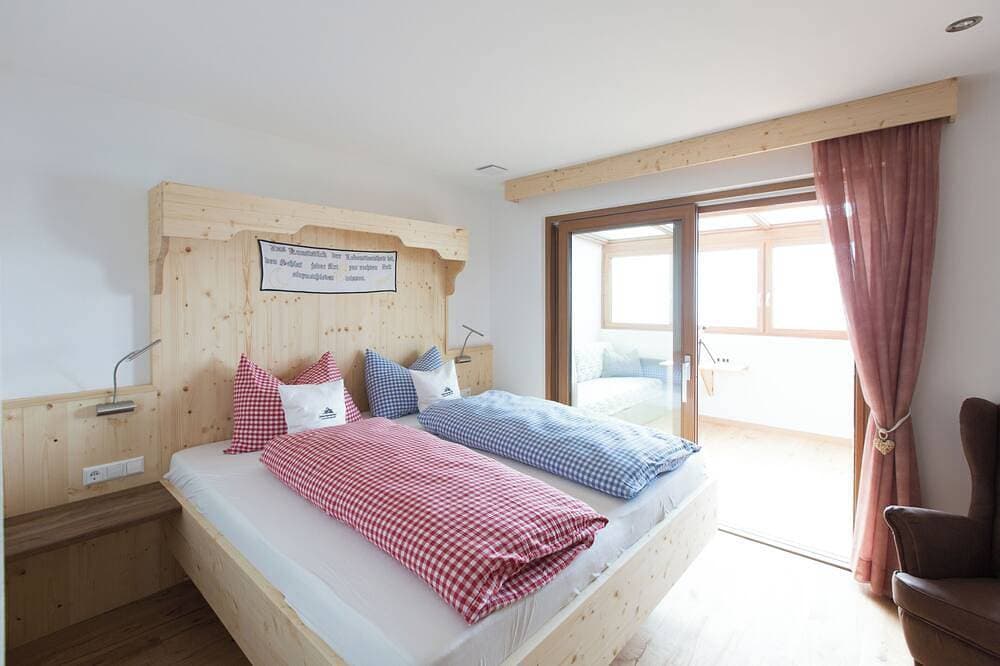 Foto 6 von 30: Bauernhaus in Alleinlage oberhalb Meran mit Wellnessbereich, Garten, Gipfelblick