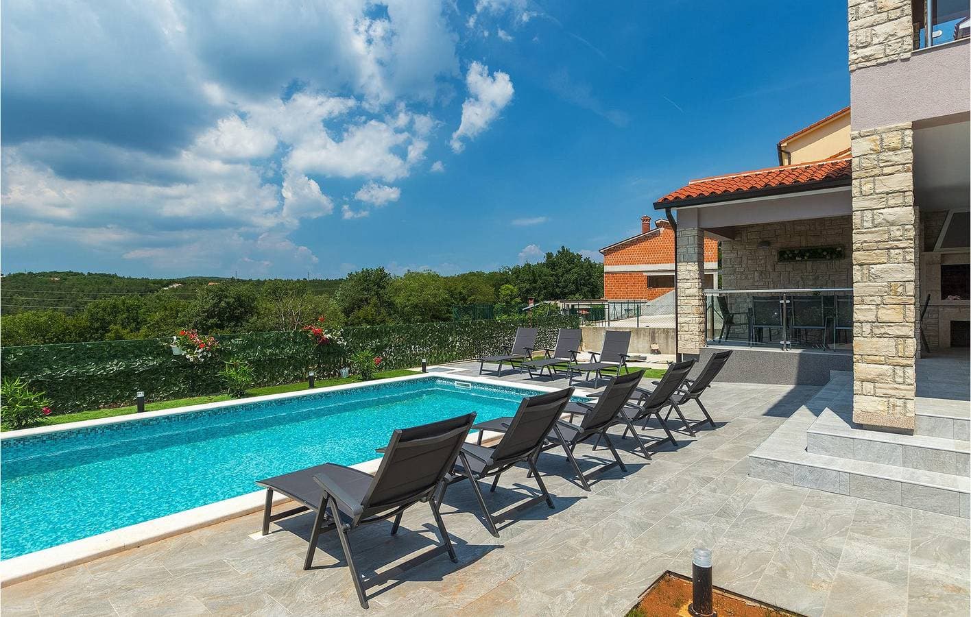 Foto 9 von 53: Geräumige 2-Zimmer-Wohnung mit Pool, Terrasse und WLAN in der Nähe des Stadtzentrums von Labin