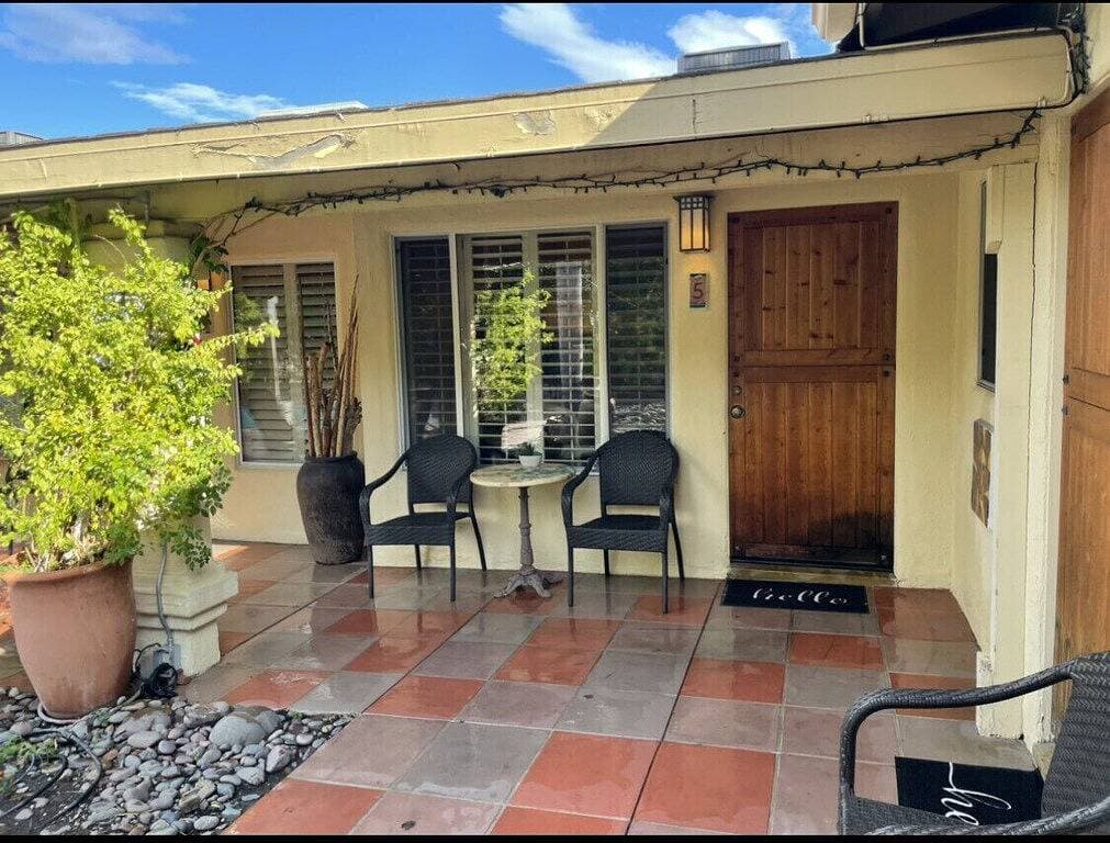 Foto 13 von 33: Room 5️⃣ studio in a boutique hotel with kitchen by the pool in downtown Ps