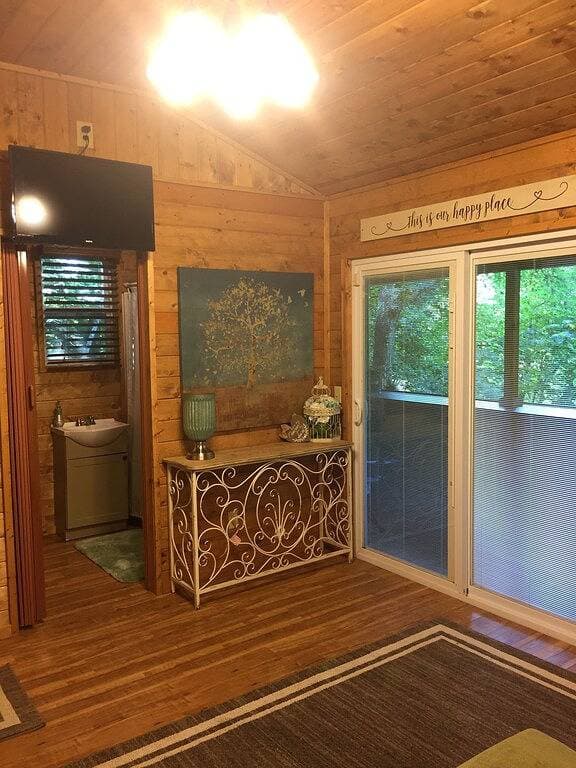Foto 2 von 16: Charming Waterfront Cabin Auf dem Oconaluftee River nennen wir \"The Love Nest\".