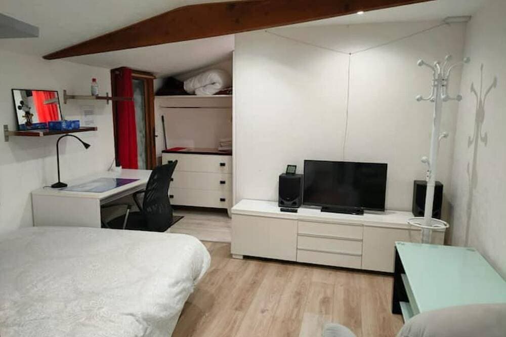 Self-contained studio in the heart of the Yvelines 1