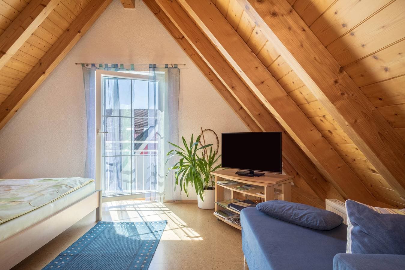 Foto 6 von 19: Gemütliche Ferienwohnung im Dachgeschoss "Haus Sonnenschein" mit WLAN, Terrasse & Garten