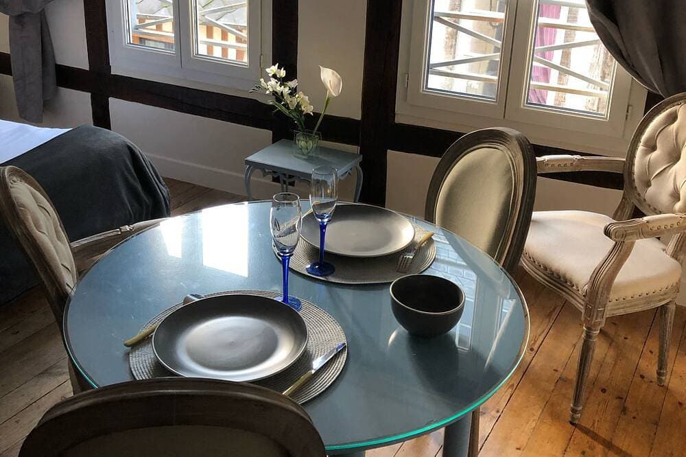 Foto 9 von 30: Charme Studio Haus Honfleur Haushalt Und Bettwäsche Inklusive