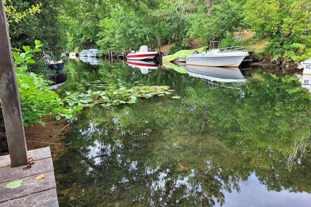 Canal-side house with access to Lake Cazaux 1
