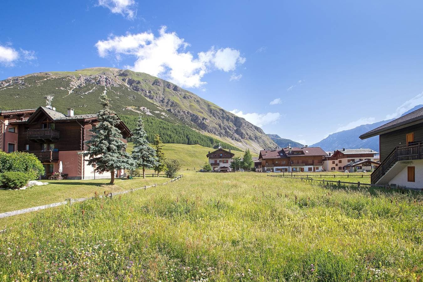 Foto 4 von 23: Ferienwohnung 'Appartamenti Lorenza 3 Baite Giotto' mit Bergblick, Gemeinschaftsgarten und WLAN
