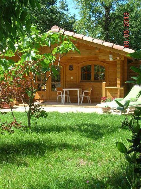 Chalet climatisé pour 2 personnes avec kitchenette, accès piscine, au sud d' Aix-en-Provence, for non smokers-non vapoteurs only 1