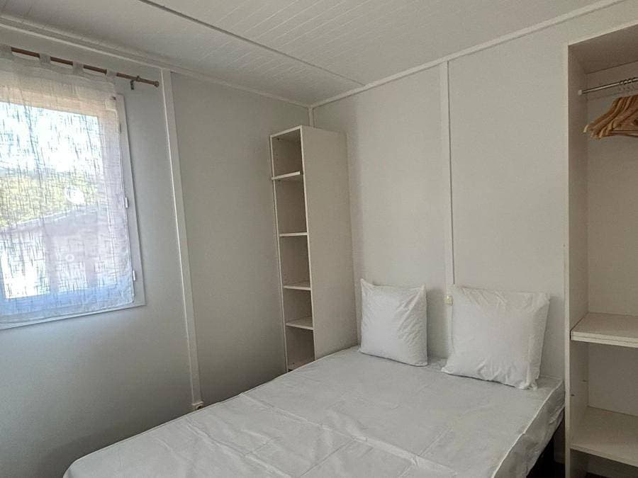 Foto 8 von 18: Camping Versants (anciennement Parc des Chênes) - Chalet 4 personen - Klimaanlage - TV - Bettwäsche - Handtücher