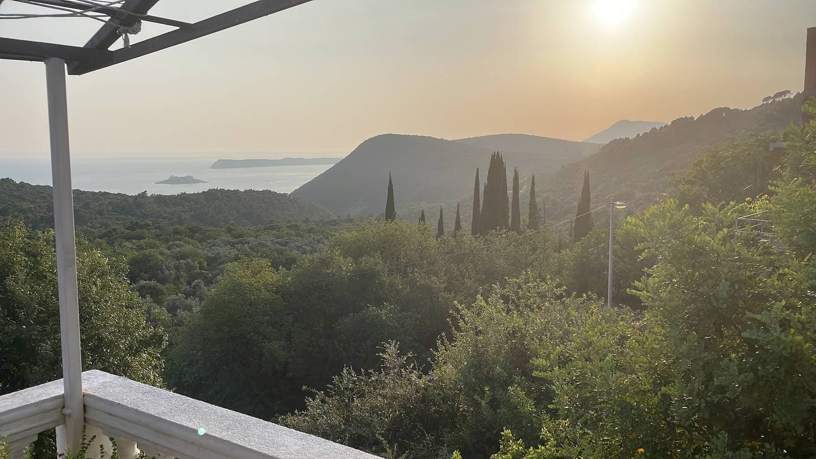 Foto 10 von 23: Entspannen Sie sich weit weg vom Alltag und wachen Sie mit Meerblick und montenegrinischem Charme auf