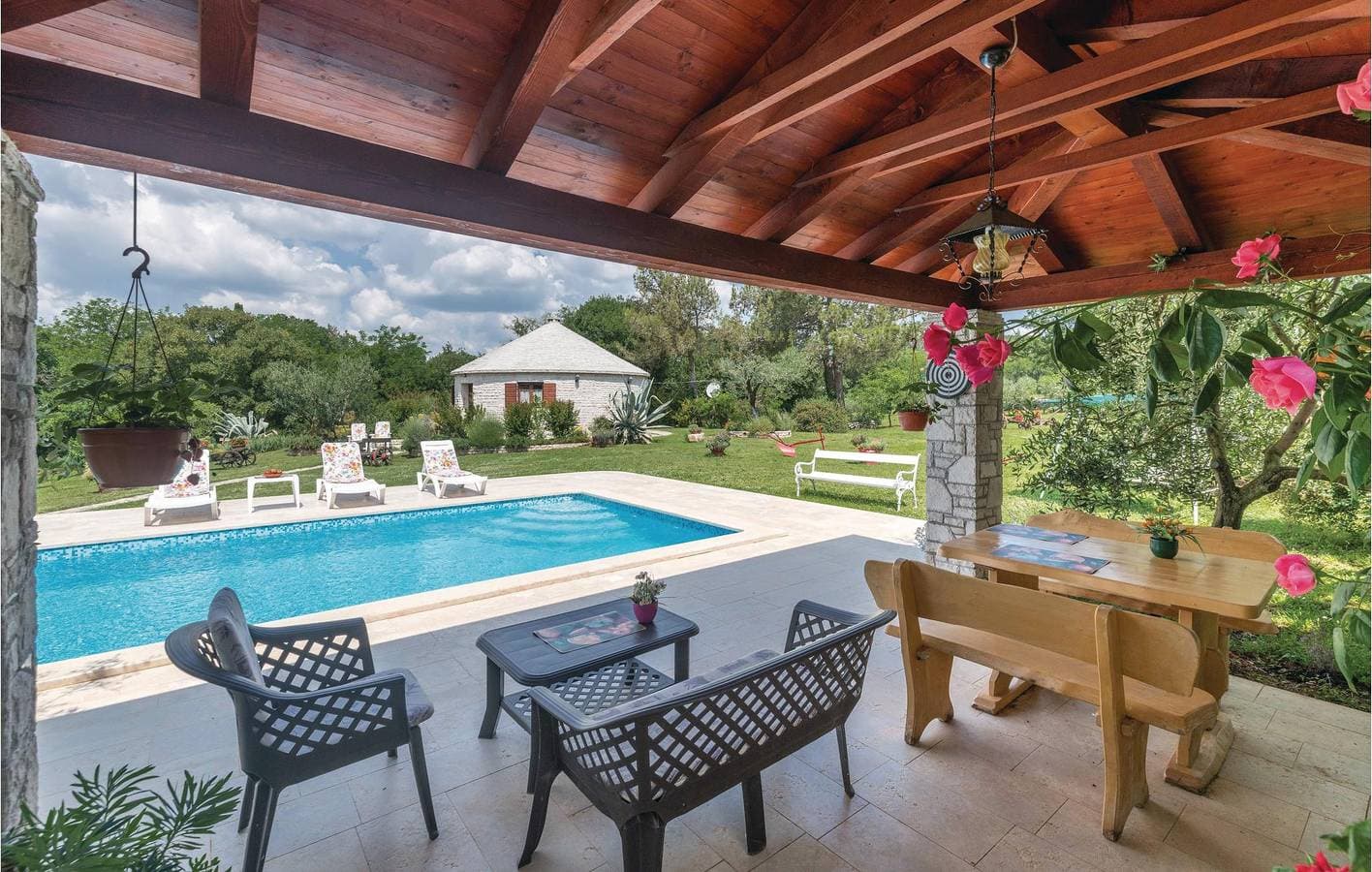 Foto 5 von 32: Reizende Ferienwohnung mit Pool, Terrasse und WLAN in der Nähe von Manjadvorci