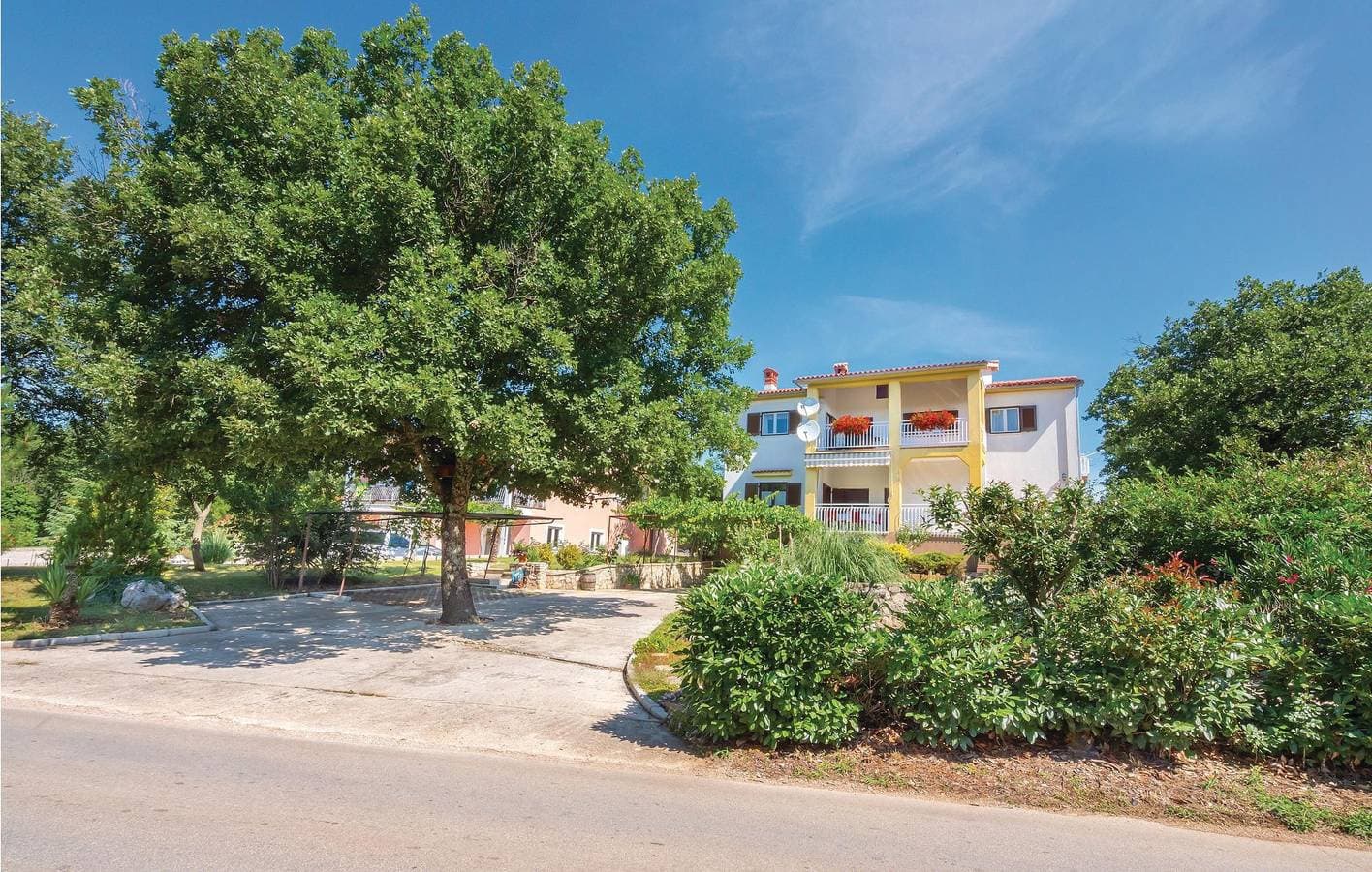 Foto 2 von 47: Charmante Unterkunft, 2 km von Raša entfernt: Geräumiges Apartment mit Pool und Terrasse