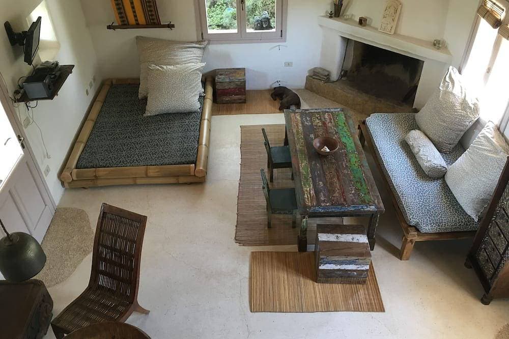 Foto 7 von 22: Ganz besonderes Ferienhaus in einer ländlichen Landschaft, umgeben von alten Felsen