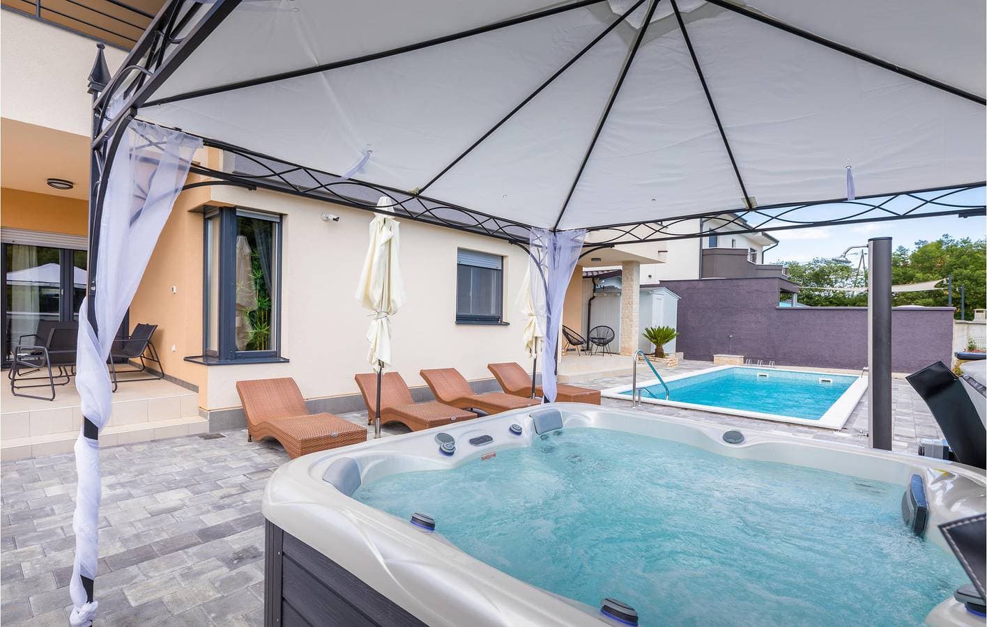 Foto 5 von 68: Geräumige Ferienwohnung mit Pool, WLAN und Parkplatz – 1,5 km vom Strand entfernt