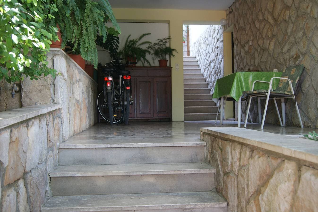 Foto 8 von 31: 1-Zimmer-Ferienwohnung mit Terrasse und Meerblick Jelsa, Hvar A-15348-b