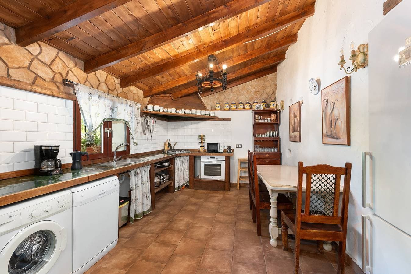 Foto 11 von 34: Haustierfreundliches Ferienhaus 'Miramar' mit Garten, privatem Pool, Terrasse und WLAN