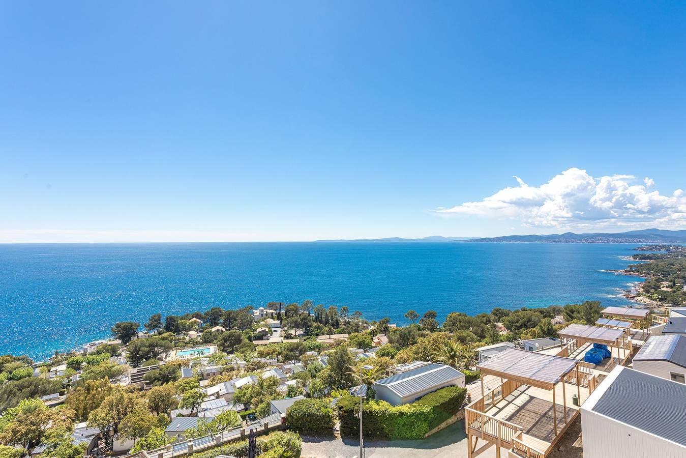 Foto 5 von 41: Bungalow 'Domaine Ile D'or, Segur 8' mit Meerblick, Gemeinschaftspool und privater Terrasse