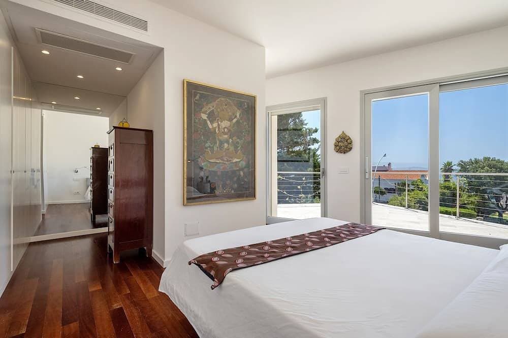 Foto 4 von 30: Luxury Seafront Villa with Rooftop Pool & Stunning Sea Views