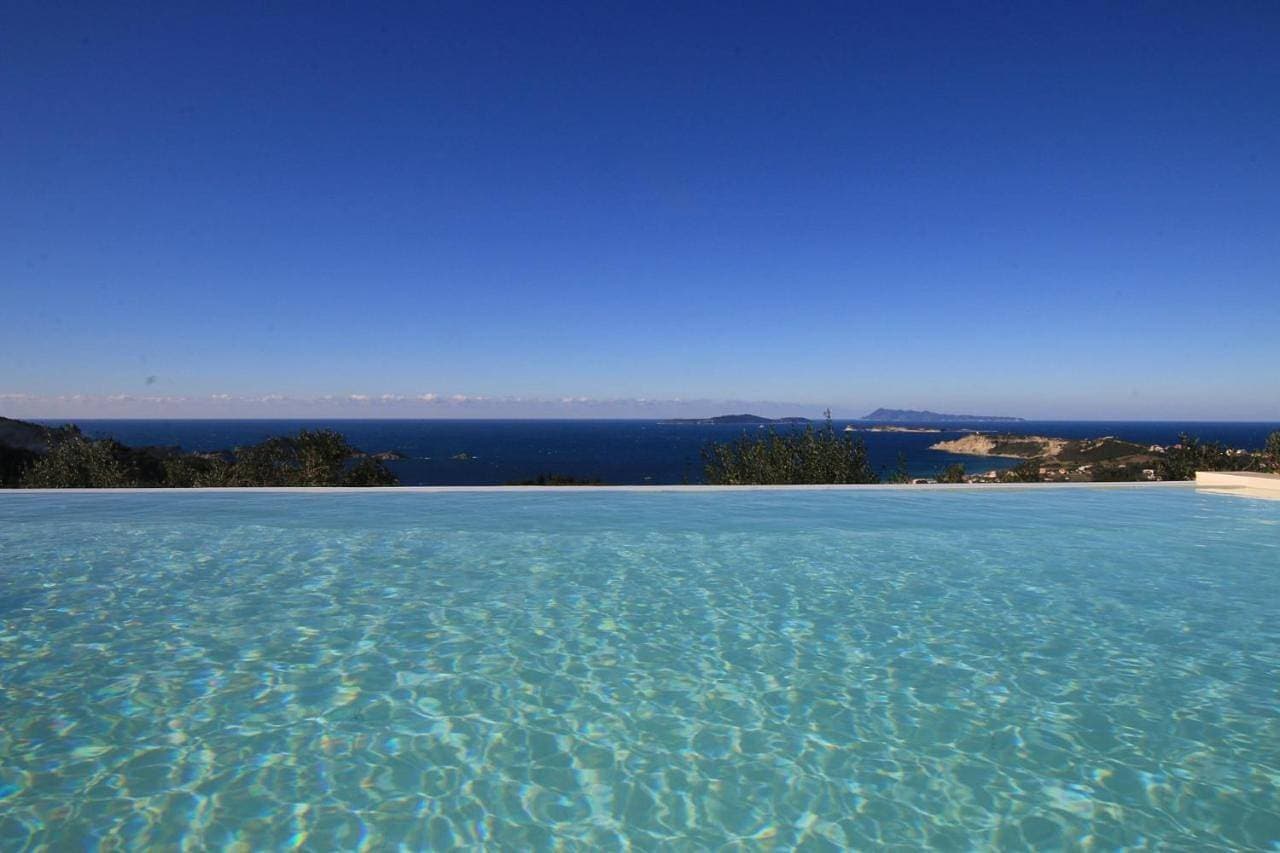 Foto 2 von 50: Villa with Private Pool