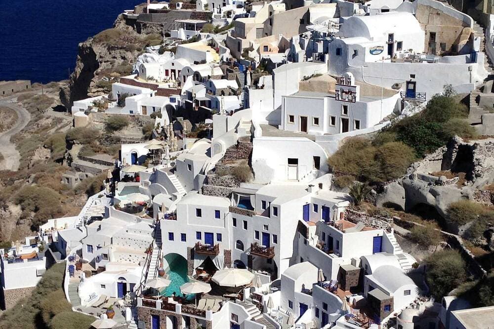 Foto 8 von 26: Wonderful Santorini Suite | Suite Azzurro | Private Heated Pool & Caldera View.