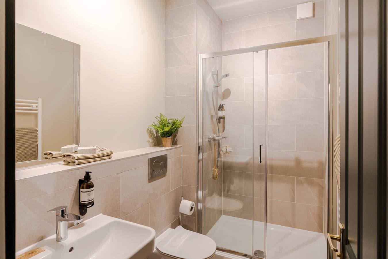 Foto 4 von 11: Your Apartment | Bristol Pembroke House | Deluxe Studio with Separate Kitchen