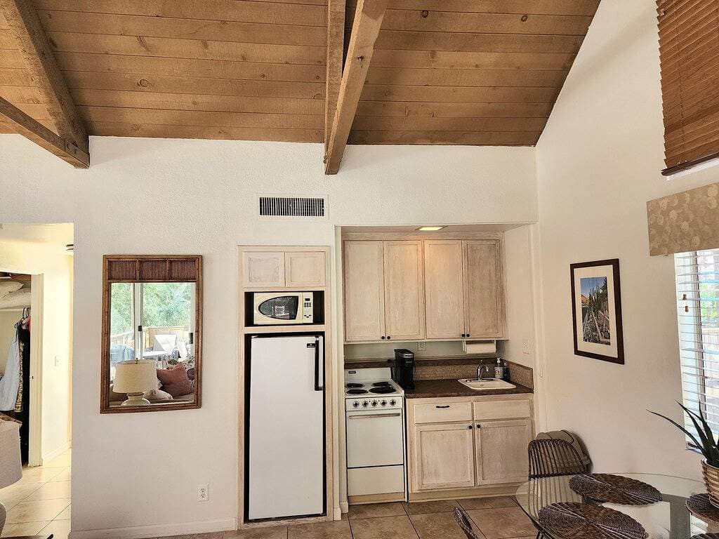 Peaceful Desert Studio Condo near La Quinta & Palm Desert.  Tons to do! 1