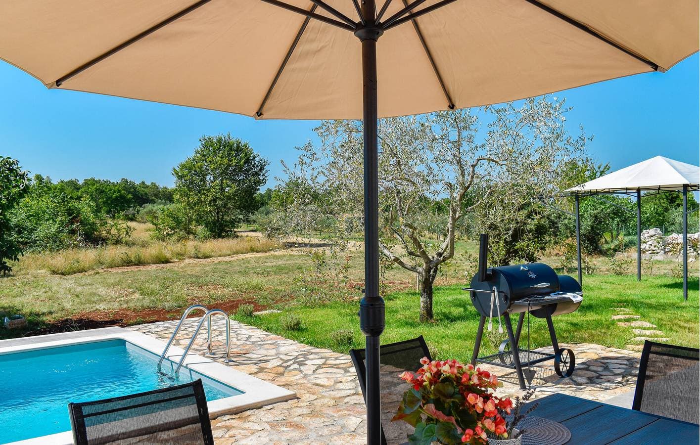 Foto 6 von 24: Charmante 2-Zimmer-Wohnung mit Terrasse und guter Infrastruktur in der Nähe von Montrin