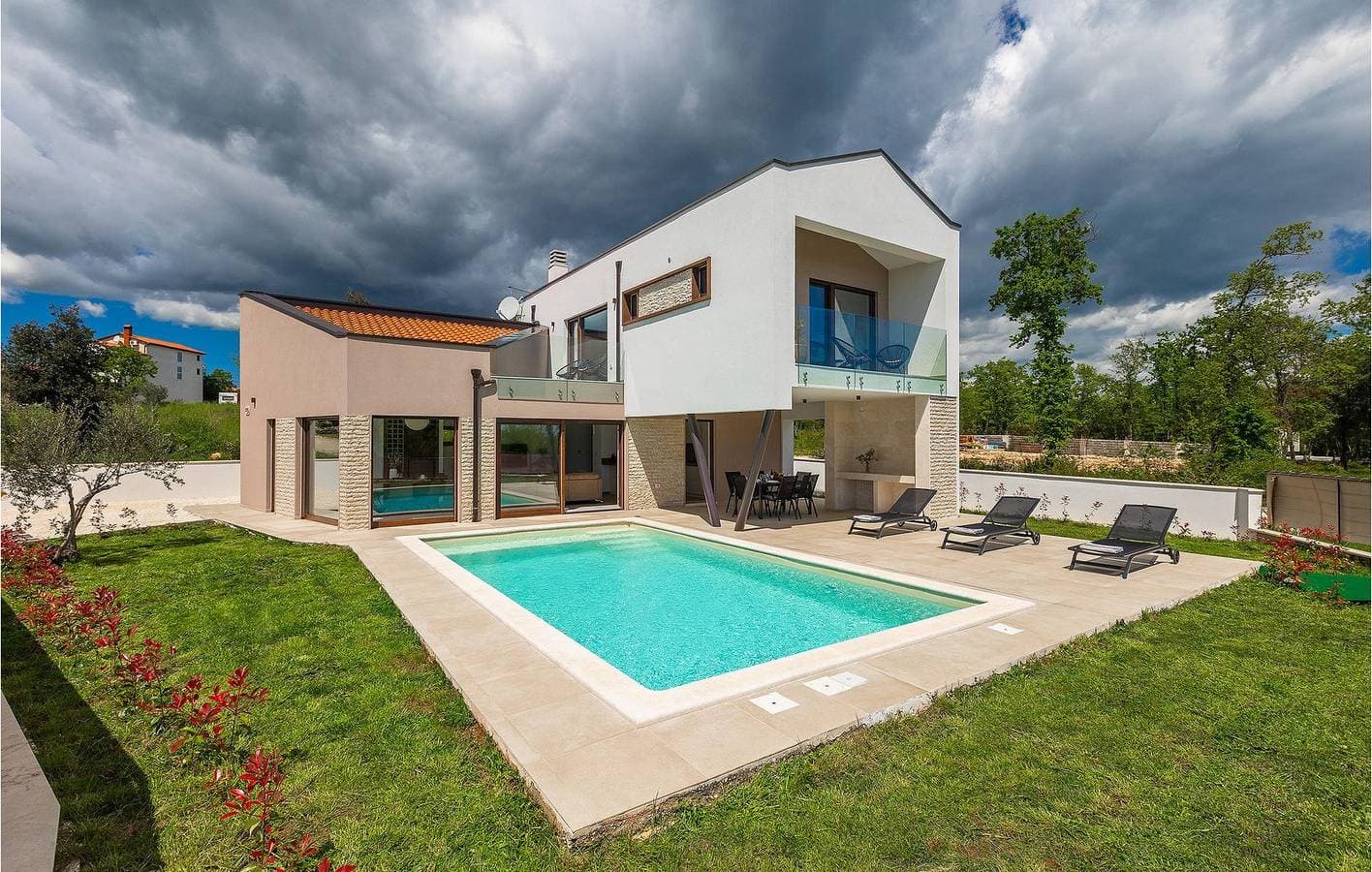 Foto 5 von 53: Modernes Apartment mit 2 Schlafzimmern und Pool in der Nähe des Strandes Duga Uvala