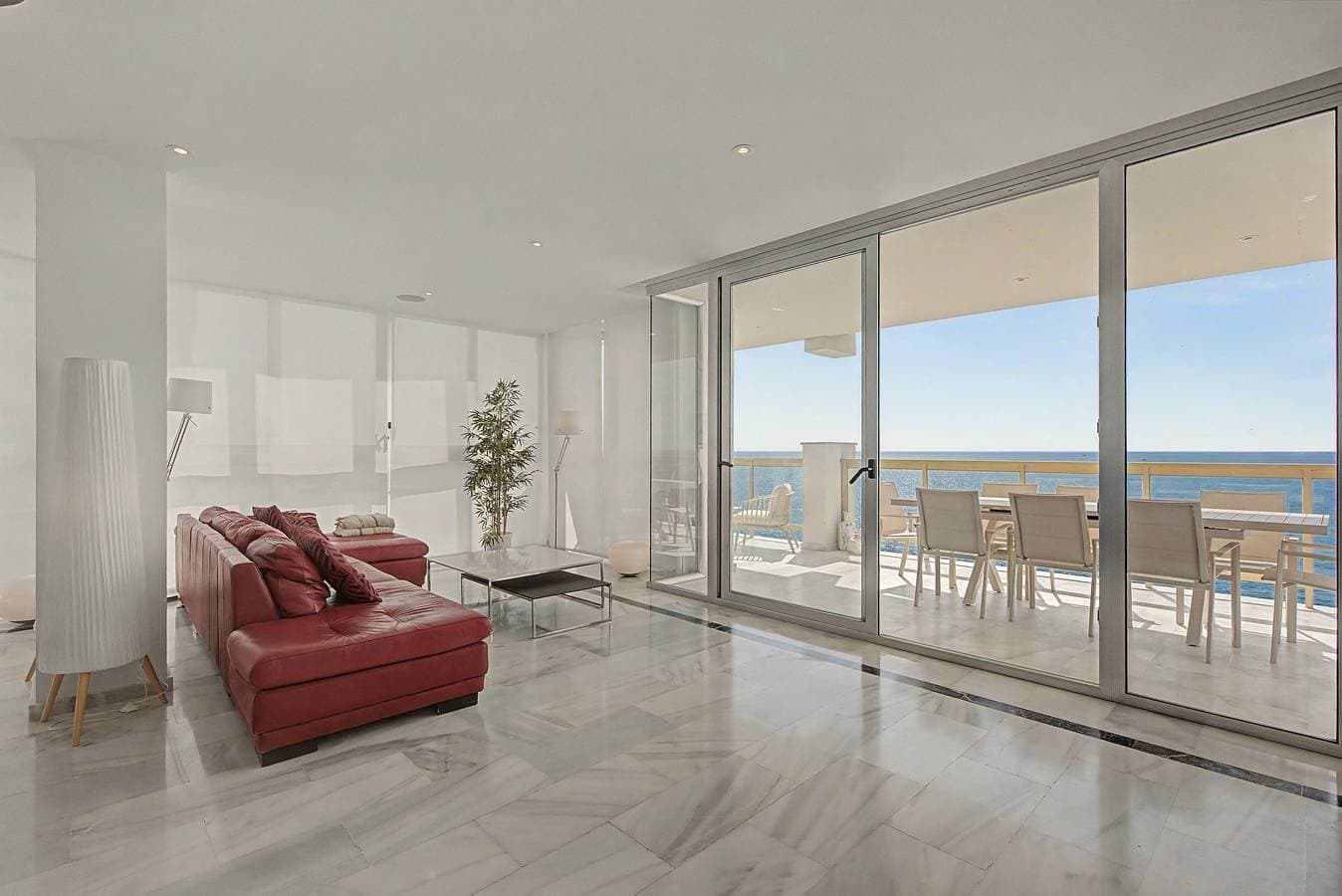 Foto 5 von 36: Einzigartige Strandwohnung mit spektakulärem Meerblick, Pool, WLAN und Terrasse